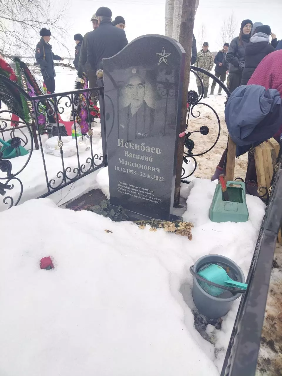 Василий Искибаев лежит по соседству.