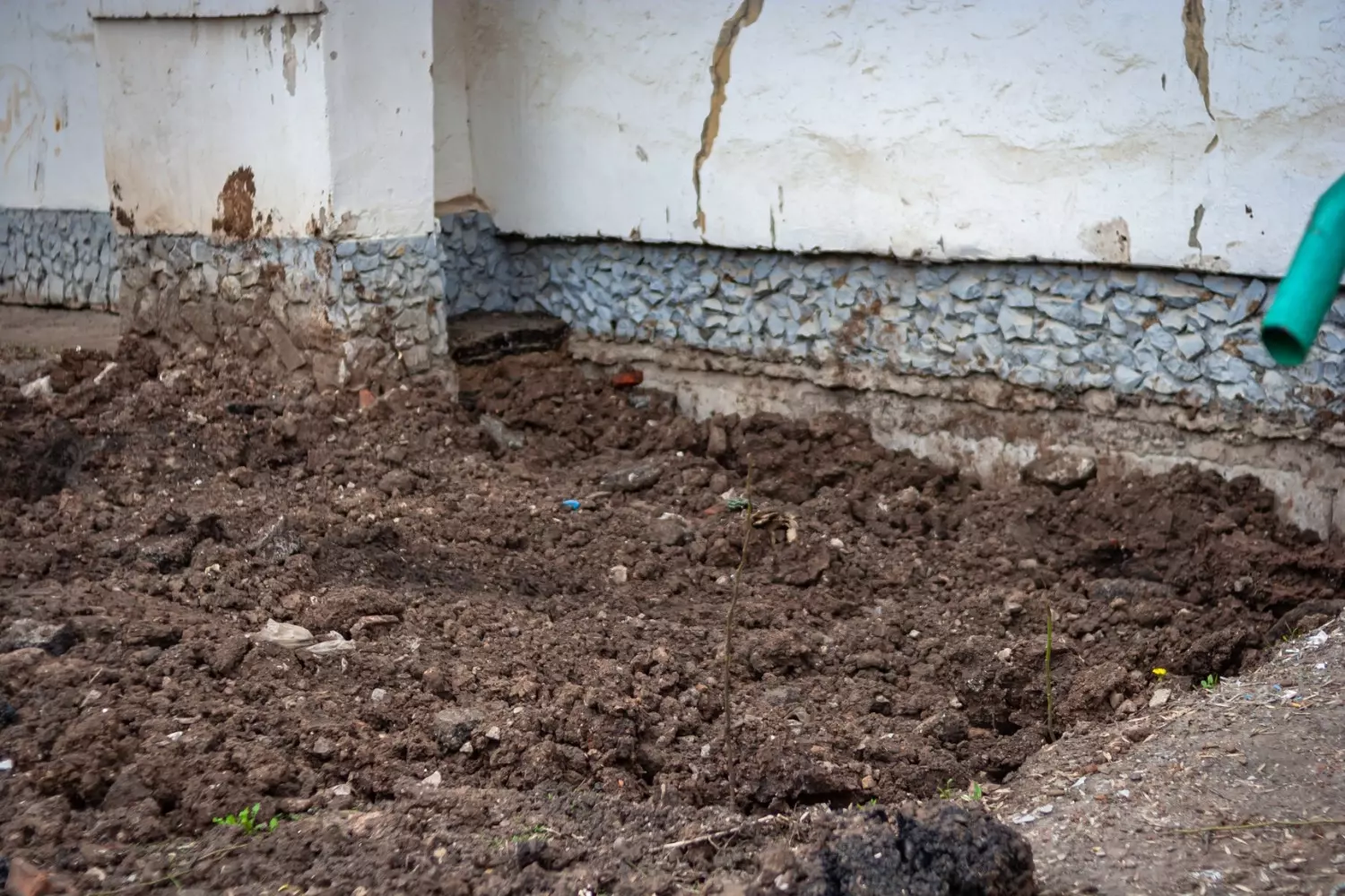 Клумбу во дворе дома ул. Комсомольская, 19 регулярно перекапывают, потому что службы не могут найти источник утечки воды